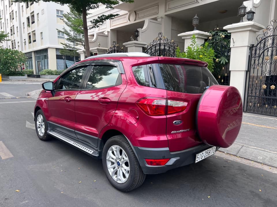 Ford Ecosport Titanium 2016 duoi xe